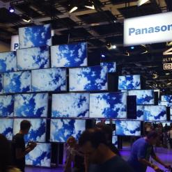 Große Fernsehwand bei Panasonic